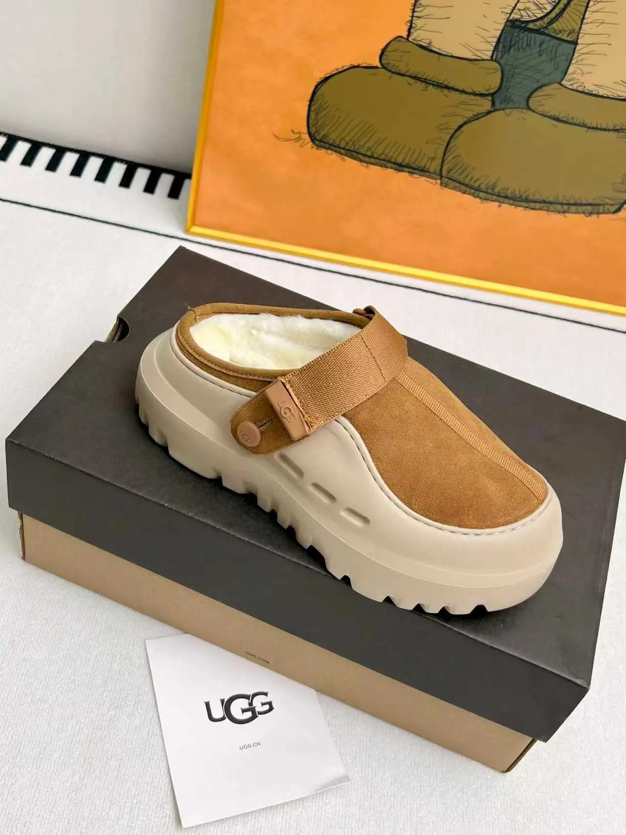 p500🐮🐮 (same style for men and women) UGG 2025 new small potato, half drag and one kick to unlock the relaxed feeling, lightweight and thin sole, always light and fashionable, casually stepping out of the new style, it feels very UGG, classic suede with soft wool lining insole, rubber foam outsole, hot stamped logo ✅Color: bright green, bright yellow, maroon, black ✅Number of codes: 35 to 45 (synchronized with the official website)